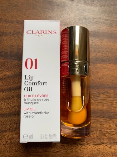 こんにちは！
今日は、リップオイルを紹介していきます！

ブランド名 : CLARINS
商品名 : リップコンフォートオイル
カラー : 01 ハニー

買った経緯
保湿できるリップが欲しかったため。