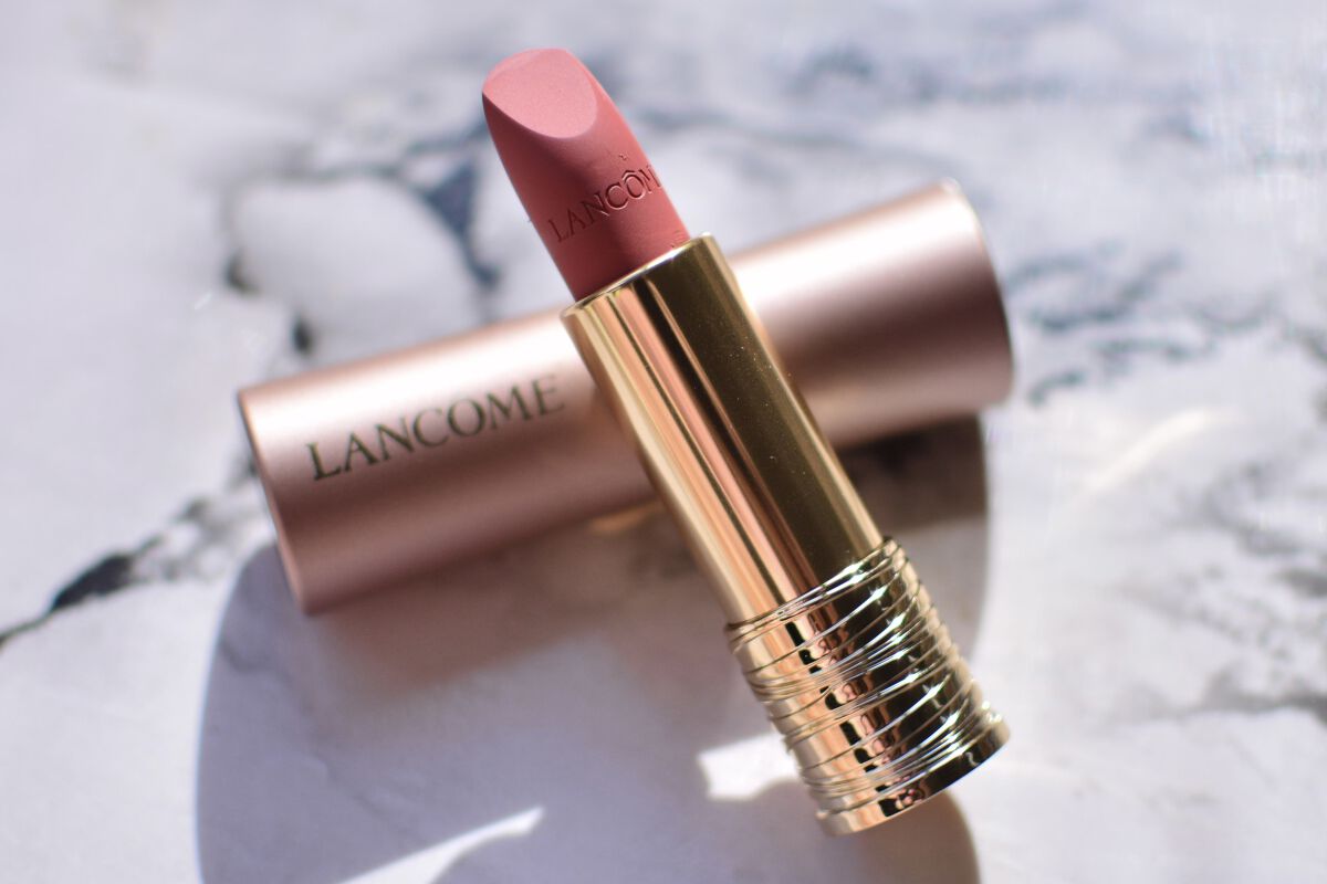 #ラプソリュルージュ インティマット #274 
フレンチティー💄ˊ˗

15種のローズバームを配合🥀 ̖́-
香りが上品で付けても気にならない💐*·̩͙𓈒𓂂𓏸

シルクのような付け心地で
ツヤのある発色が続く⟡.·*.

グラ