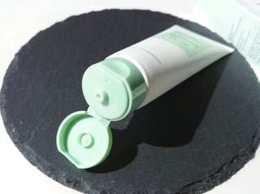 ラウンドアラウンド Greentea Mild Moisturizing Creamのクチコミ「最近の朝用クリーム💚

ROUND A'ROUND
　Greentea Mild Moistu.....」（2枚目）