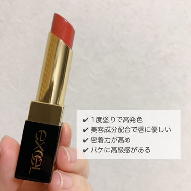 
隠れ名品リップ👀
コーラルピンクが可愛くとろける質感のリップ💄

excelのグレイズバームリップを購入しました！
マスクを外す機会が増え、コーラル系リップが欲しくなり
こちらのリップを購入しました！

可愛いのに肌に馴染み、塗り心地も良いイチ押しリップを
ご紹介します♡

■商品名
excel　グレイズバームリップ
GB03　アプリコットシナモン

■価格
1,760円(税込み)

■良かった点
✔︎ 1度塗りで高発色
✔︎ 美容成分配合で唇に優しい
✔︎ 密着力が高め
✔︎ パケに高級感がある

高発色で艶感のあるリップです。
一度塗りでもしっかり色づく、プチプラの中でもかなり
優秀なリップです🌟
私が選んだアプリコットシナモンは、コーラル系のリップで
イエべの方に特におすすめです！
明るめなのでイエベ春の方の方が似合うかもですが、
イエベ秋でも浮かないカラーだと思いました👀
顔が明るく見えるのに派手すぎず、シチュエーションを
選ばず使える万能カラーだと思います♡

4種のセラミドとアルガンオイルを配合したバームリップで
唇に優しいのにしっかり密着するのが推しポイントです！

パッケージに高級感があるので、持ち運びにもおすすめ！
ブラックとゴールドのパケでかなり高見えします👀

■気になった点
・色持ちがすごい良い訳ではない
・テクスチャーは少し重め

ティントではないので色持ちがすごい良くはないので、
ご飯を食べた後などは塗り直し必須です⚠️
またバームタイプでしっかり密着する分、テクスチャーは
少し重めな印象です。
軽い付け心地が好みの方は苦手かも、と思います。

顔が明るく可愛く仕上がる最近のお気に入りリップです！
高すぎないお値段なので、コーラル系リップをお探しの方に
是非おすすめしたい商品です！

最後までご覧いただきありがとうございました！

#excel
#excel_リップ
#エクセル
#サナエクセル
#グレイズバームリップ
#リップ
#アプリコットシナモン
#正直レビュー
#気分UPコスメ の画像 その1