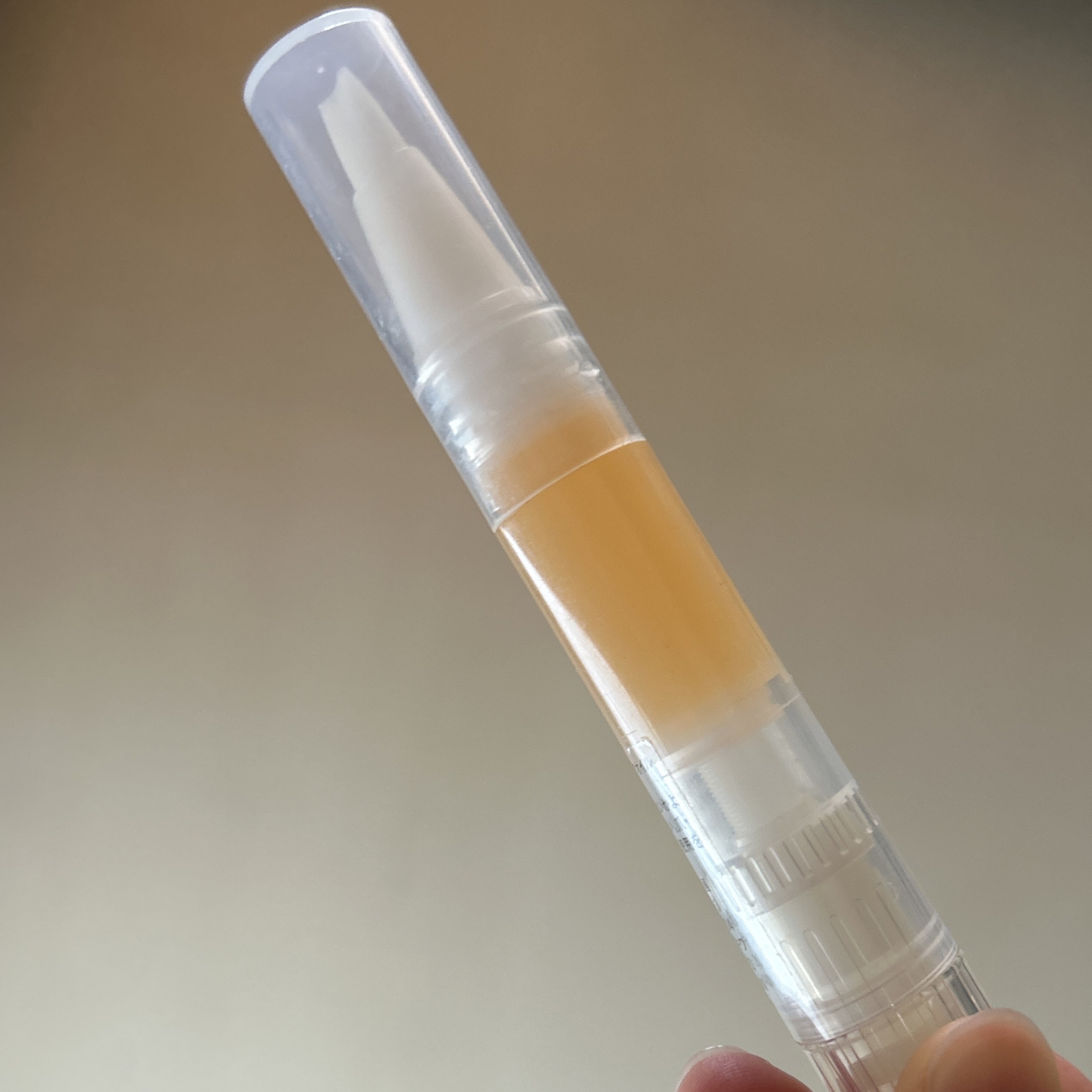 無印良品ネイルケアオイル

前使ってたんだけどすぐ無くなる。からケチっちゃう。
使用感はいいけど、塗ったあとのベトベト感が少し気になる。