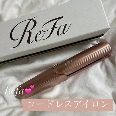 .
.
Newカラーのピンクがかわいい🩷
Refaコードレスアイロン

.
とても小さくて持ち運びにも便利で旅行の際は車でも新幹線でも機内でも直せちゃう🥹

Good Point!

・充電しておけば使う時は充電器に刺さなくても180℃まで上がる

・普通のアイロンと同じようにしっかりカールしてくれて崩れた髪も元通り💫

・髪が痛みにくくパサつかない

・小さくてコードレスなので持ち運び便利

・カバーがついているので時間がなくてすぐにしまう時も安心

・デザインが可愛い

✴︎プレートが小さいので前髪や毛先に最適です。
ロングの人はこれ一つで、言うよりは直し用に使うのが良いと思います♪

愛用していてとてもおすすめです♥

ーーーーーーーーーーーーーーーーーーーーーーーーーーー
#スキンケア#ボディーケア#ボディースクラブ#ボディークリーム#ヘアケア#コスメ新作#ヘアオイル#コスメレビュー#スキンケアレビュー#ヘアケアレビュー#韓国コスメ#プチプラ#デパコス#refa#refaアイロン#refaコードレスアイロン#コードレスアイロン#リファアイロン #リファコードレスアイロン #ストレートアイロン#コテ #Qoo10メガ割  #お値段以上コスメ の画像 その0