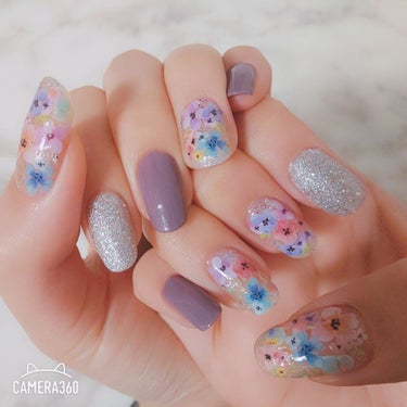 NEWネイルです💅💎✨
花はDAIGOに売っているネイル用シールです！
簡単なので是非真似して貰えたら嬉しいです(｡♥ˇε ˇ♥｡）