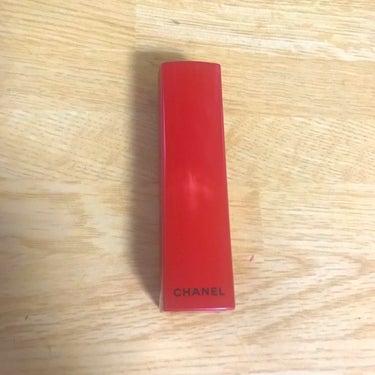 12月に限定で出ていたので購入しました♡

CHANELって感じの赤色で、発色が良く色持ちも◎

食べたり飲んだりすると流石にとれますが
長時間塗りなおさなくても高発色が続きます(๑>◡<๑)

塗り心