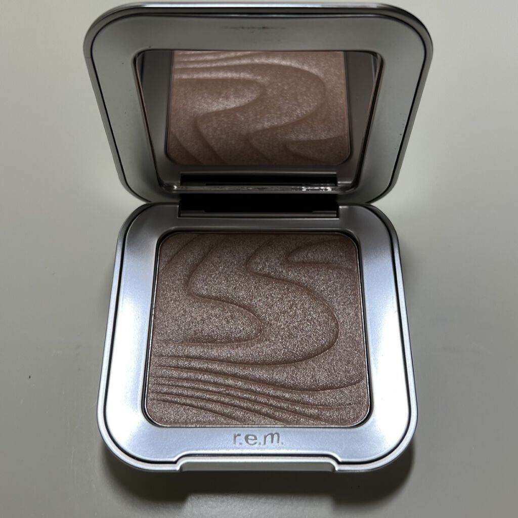 highlighter topper/r.e.m.beauty/プレストパウダーを使ったクチコミ（2枚目）