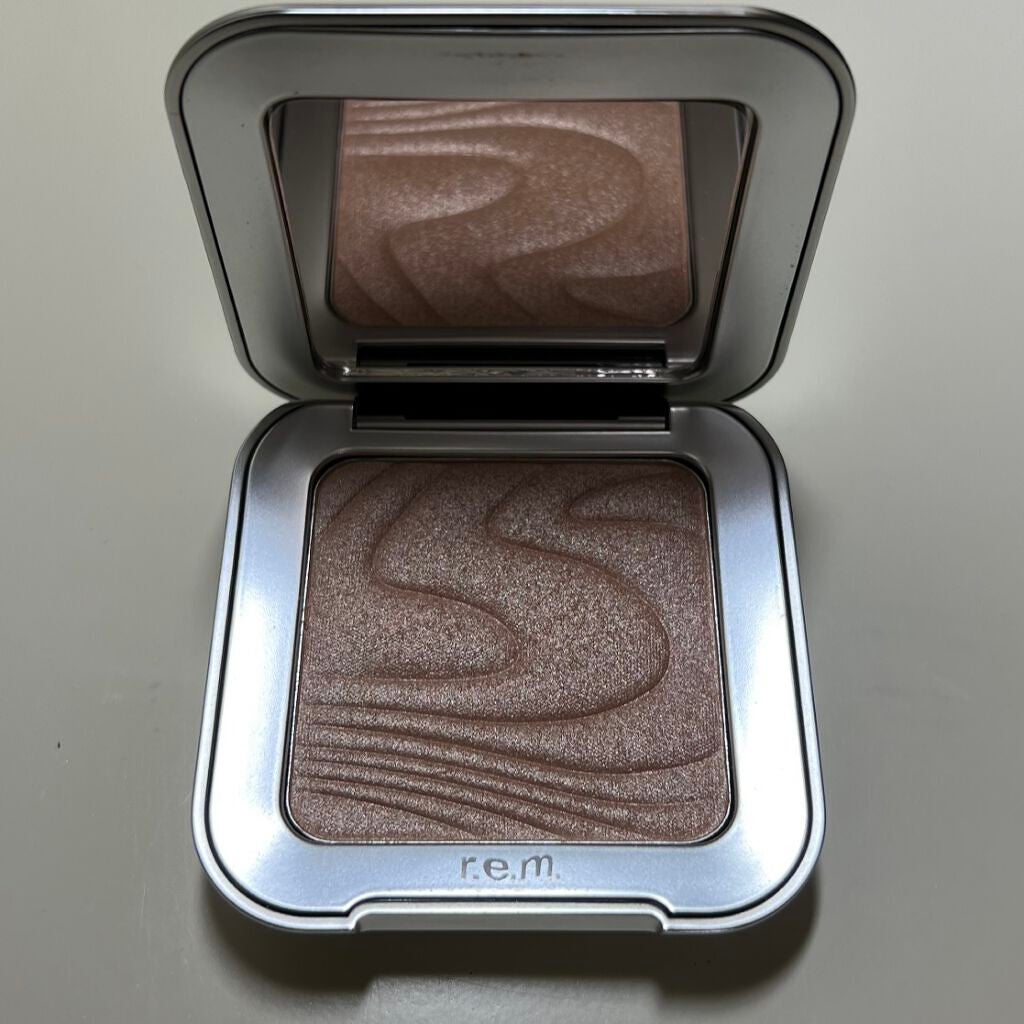 highlighter topper/r.e.m.beauty/プレストパウダーを使ったクチコミ(2枚目)