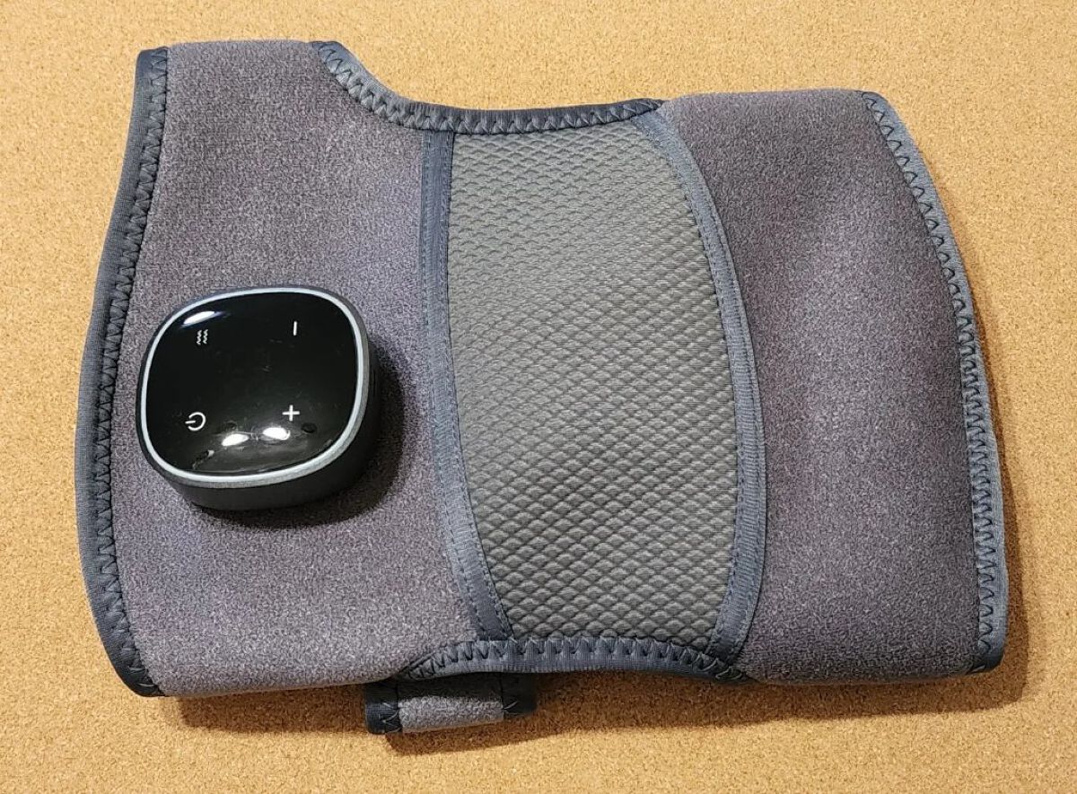 KLK 膝マッサージャーのクチコミ「電源をいれると、関節にあてる部部があたたかくなり、振動モードも追加できます。
温度はプラスマイ.....」（2枚目）