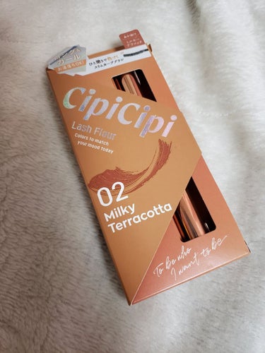 【まつげ花咲く、お湯落ちタイプのロングカールマスカラ】
ブランド　CipiCipi
アイテム　ラッシュフルールカラーマスカラ
品番・カラー　02・ミルキーテラコッタ

⭐このアイテムのイチオシポイント⭐
✔️小回りがききやすいブラシ設計
・小粒目さんも塗りやすい、スリムカールブラシ
・少しだけ短いコンパクトブラシ
→小回りがきくので、短いまつげもしっかりキャッチして
塗れる

✔️ロングラッシュパウダー、ファイバー配合で、
なめらかに伸びるロング感を実現！！

✔️お湯落ちなのに、カールキープ
(実際に使ってみて、朝から1日放置しても大丈夫でした
→まだ真夏ではないので、暑い季節でも本当に効果があるのかはわからないです)
・ボーラスパウダー配合で、速乾性アップ
・水に強く固い皮膜剤を配合しており、
汗や涙でカールが落ちることなく、上向きまつげが
長時間持続

✔️お湯で簡単にメイクオフ
(実際にシャワーで流しただけで落ちました)

✔️美容液成分14種類配合でまつげケア
→可愛く盛れて、まつげケアもできるなんて最高！！

以上、🧡mana🧡でした(*・ｘ・)ノ~~~♪

#manaレビュー
#CipiCipi
#ラッシュフルールカラーマスカラ
#ミルキーテラコッタ
#ロングカールマスカラ
#スリムカーブブラシ
#コンパクトブラシ
#ロングラッシュパウダー
#お湯落ち
#簡単オフ
#速乾性
#耐水性
#カールキープ
#美容成分
#まつげケア
#オレンジメイク
#最強まつげアイテム の画像 その0