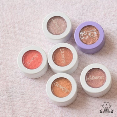 colorpopのsuper shock shadow✨
憧れの通称カラポ、ついについに手に入れちゃいました🙌
コスメオタクの間で知らない人は居ないんじゃないかと言うくらい世界的な商品ですね☺
中でもこ