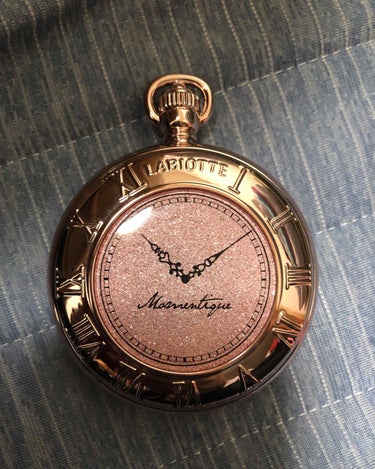 ラビオッテのパウダーです！見た目も懐中時計みたいでとても素敵なデザインなので購入してしまいました！ドン・キホーテにて私は見かけましたが他のとこにも売っていると思います！ぜひ買ってみてください！久しぶりの