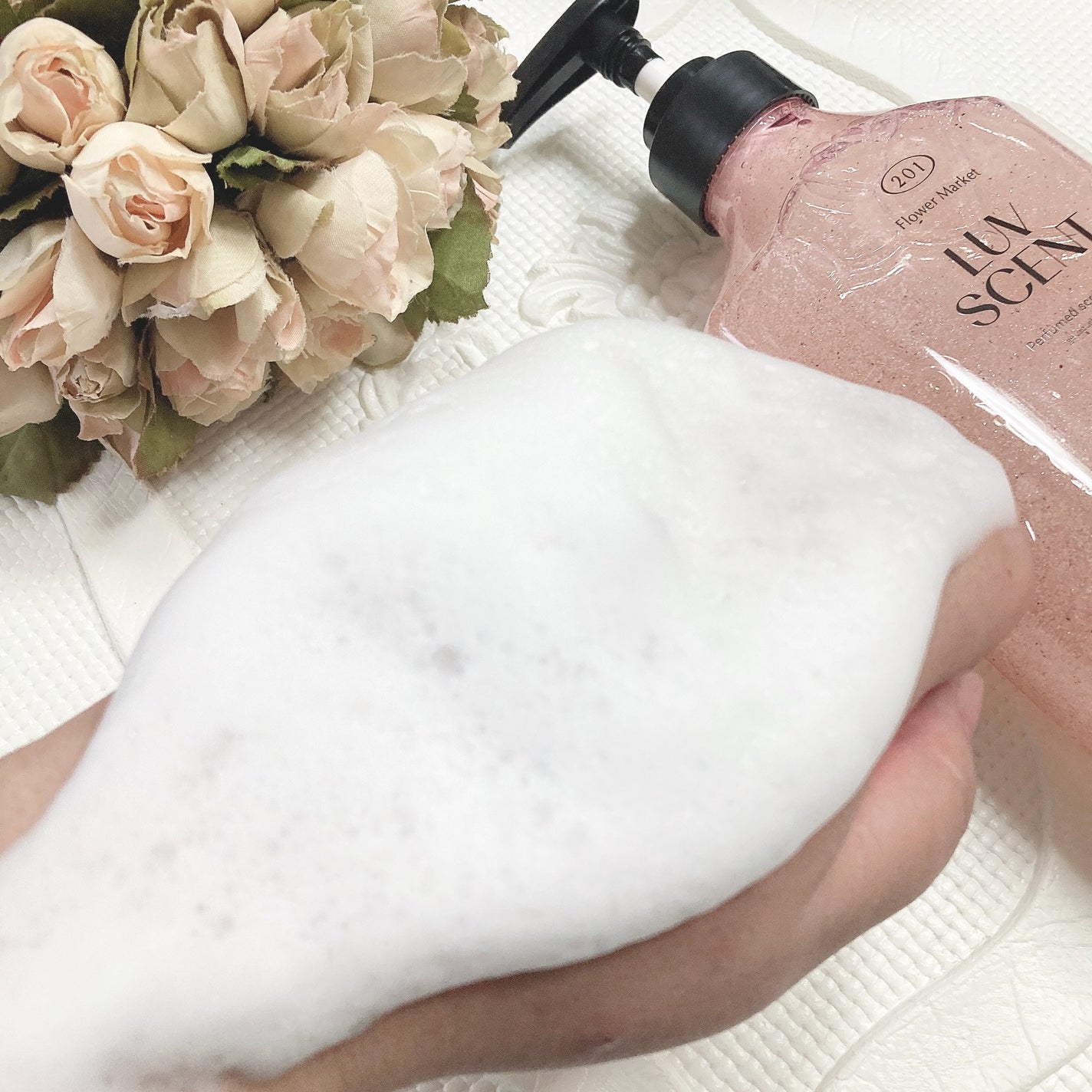 スクラブボディウォッシュ フラワーマーケット ホワイトチューリップ/LUV SCENT/ボディスクラブを使ったクチコミ(5枚目)