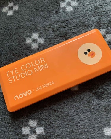 こんにちはちづんです🤚

今回紹介する商品は私の大好きな韓国コスメです！

NOVO LINE FRIENDS  EYE COLOR STUDIO MINIのＮｏ．5187のオレンジなど入ってるアイシャ