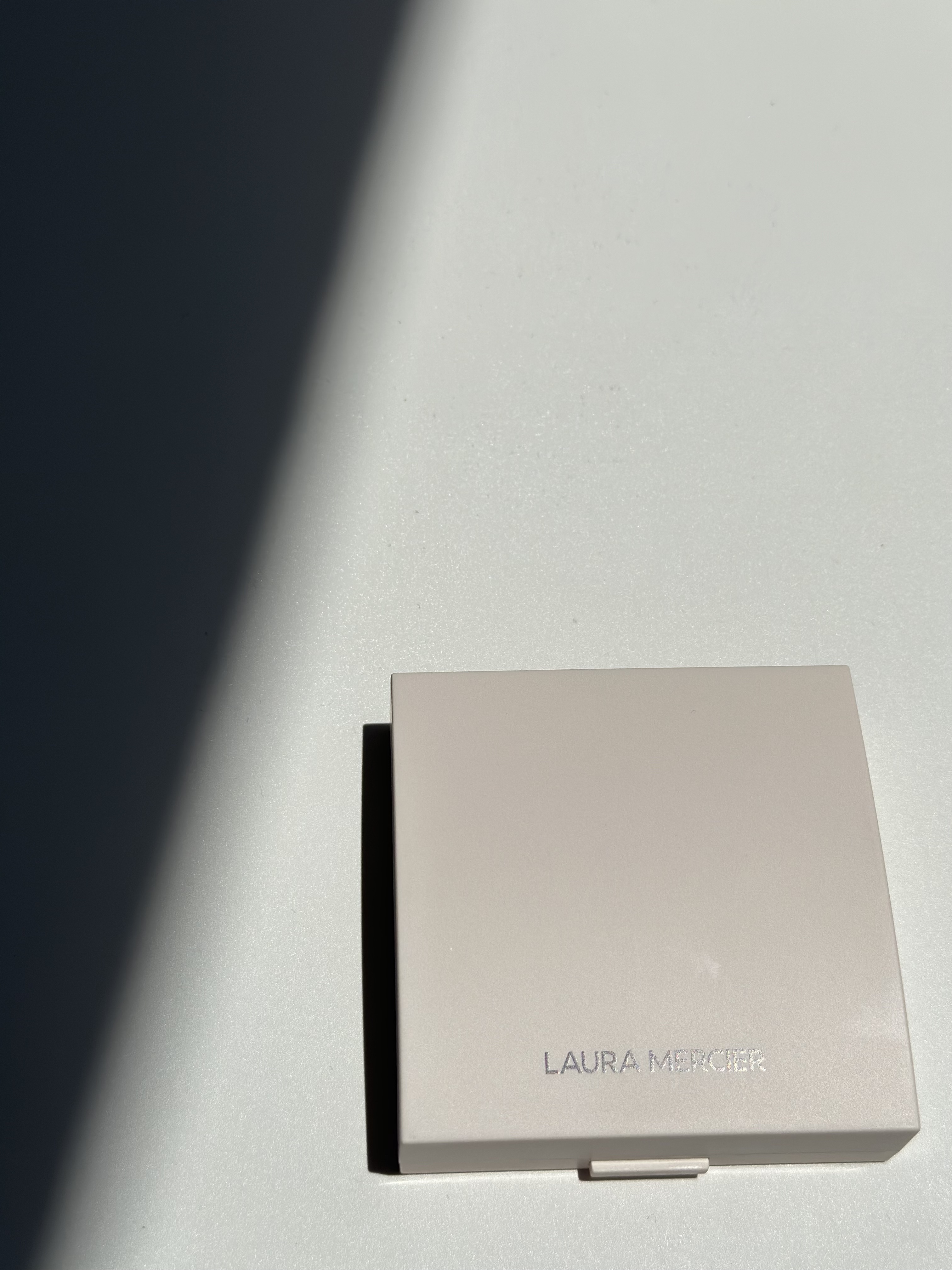 リアル フローレス ウェイトレス パーフェクティング ファンデーション  1N2/ローラ メルシエ/リキッドファンデーションを使ったクチコミ（2枚目）