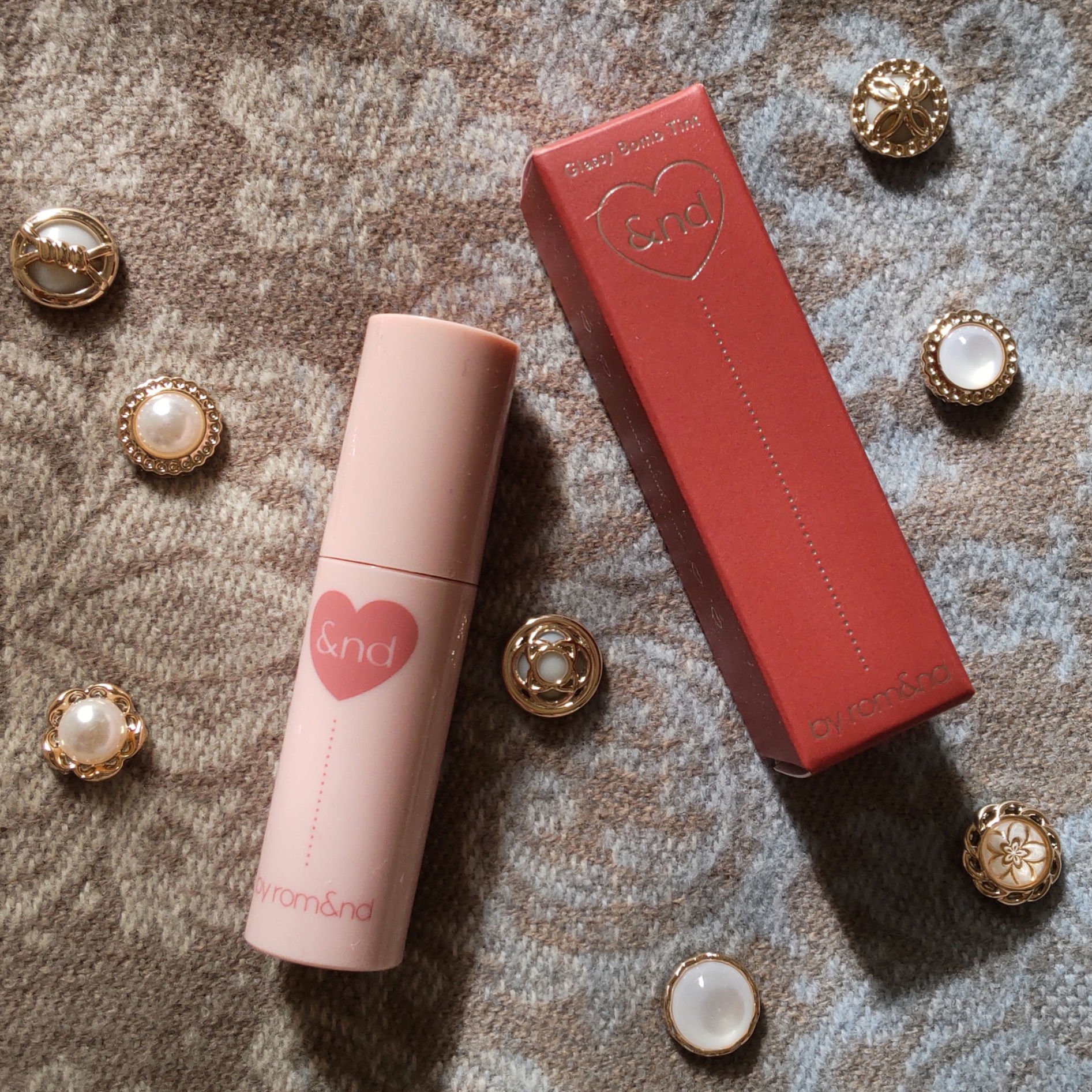 &nd by rom&nd アンドバイロムアンド　グラッシーボムティント
VD02 Choco bomb

LAWSONで買える、&nd by rom&ndから出た限定色
買ってから２週間くらい毎日の様に使っているお気に入りカラー
限定なの