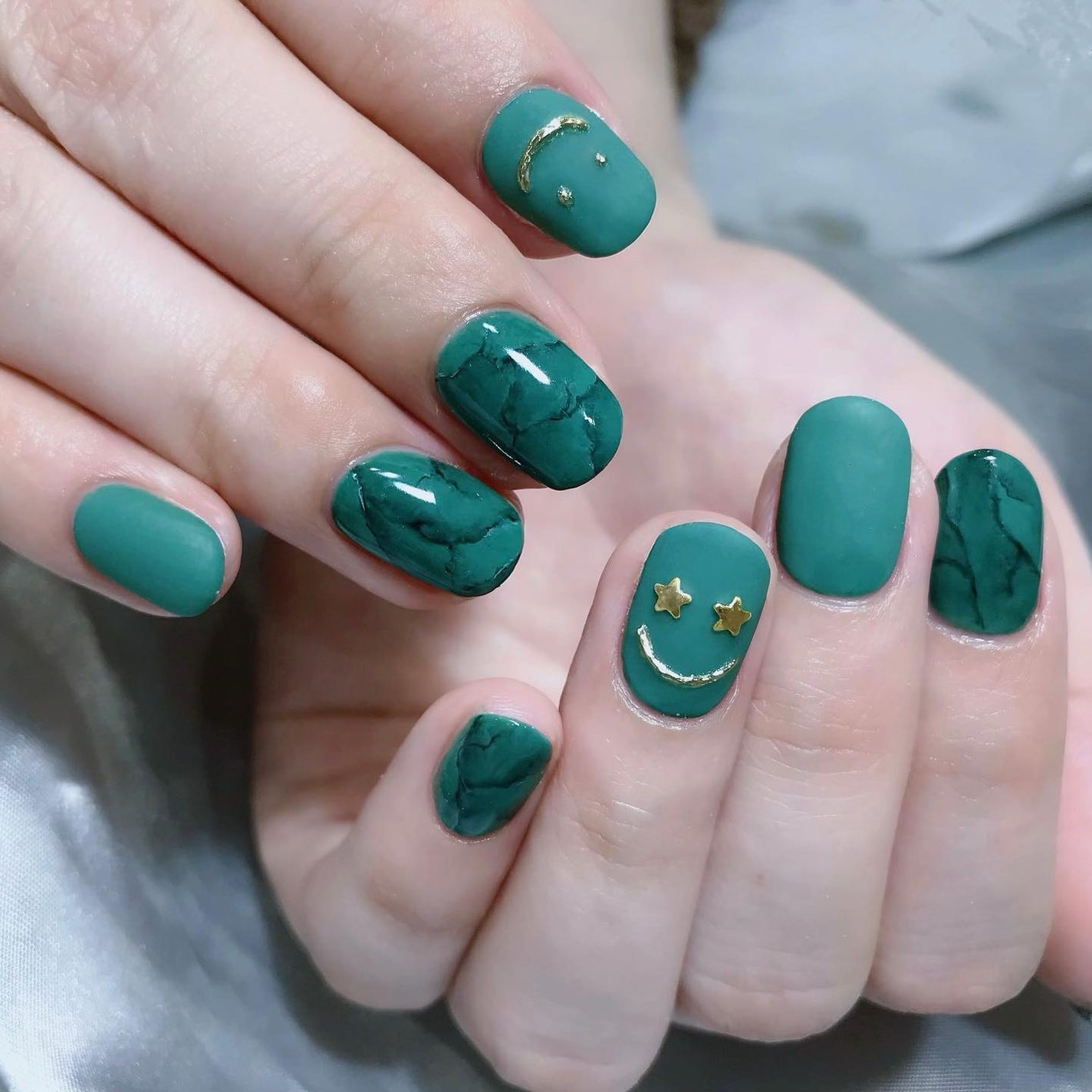 なかやまちえこ on LIPS 「大理石ネイル💅⠀⠀グリーンの大理石とマットにメタリックのニコち..」(1枚目)