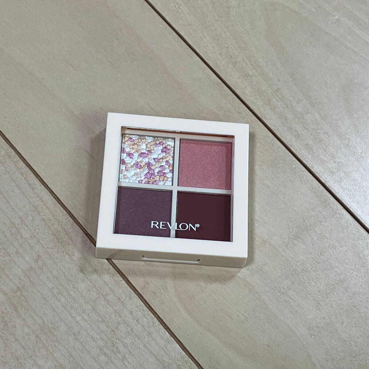 レブロン ダズル アイシャドウ クアッド/REVLON/アイシャドウパレットを使ったクチコミ(1枚目)