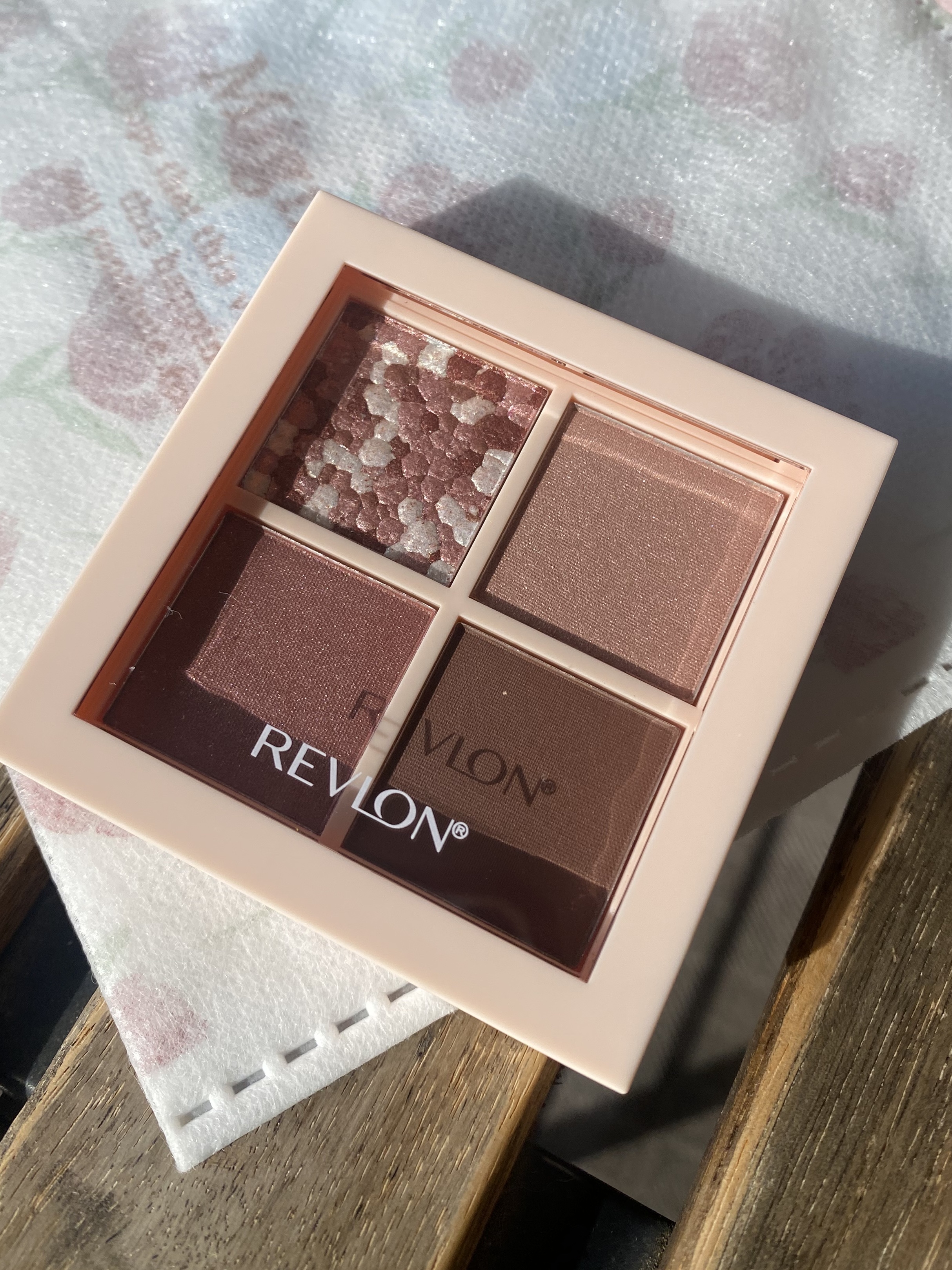 レブロン ダズル アイシャドウ クアッド/REVLON/アイシャドウパレットを使ったクチコミ（3枚目）