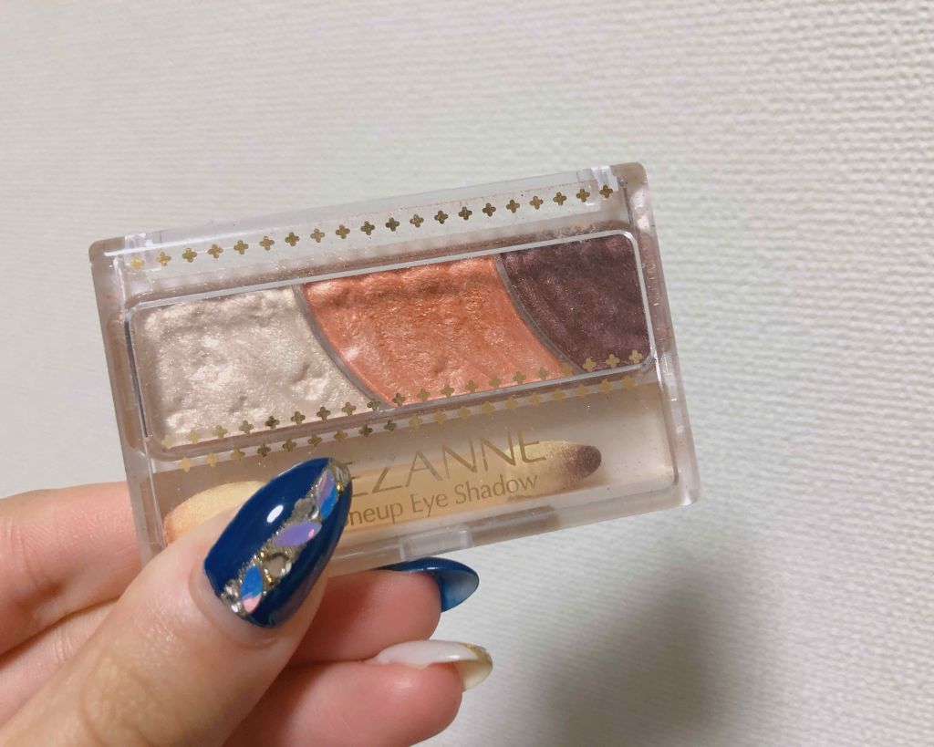 セザンヌ
トーンアップアイシャドウ
06  オレンジカシス


パール感が本当にきれい！
発色もいい！
この安さでこのクオリティはまじですごい。

オレンジカシスの色はめちゃくちゃかわいくて、
締め色は赤っぽい茶色できつくならなくて、意外と