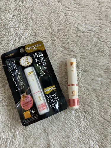 華やかな蜂蜜の香り

メンソレータム　プレミアムメルティリップ　花咲く蜂蜜の香り

リップクリーム必須の季節です！！

プレミアムのほうが、あたたかいところに置いても溶けにくい気がする？？

華やかな蜂蜜の香りです！！の画像 その1