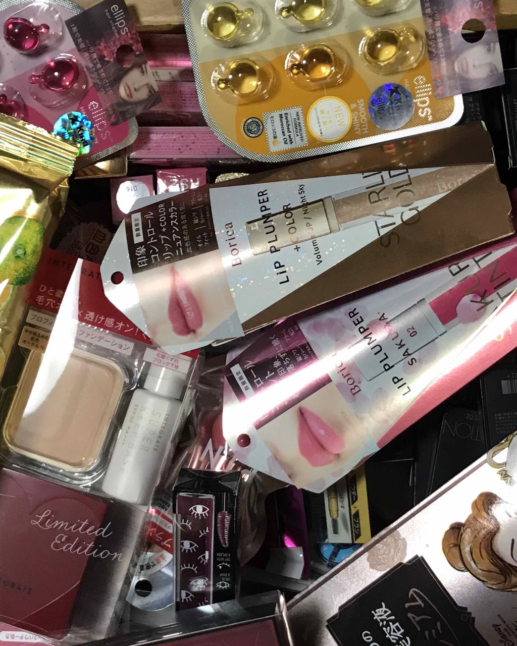 私の持ってるコスメたち（笑）

まだ開けずにいるものもあり、改めてたくさんあるなぁと思う。

収納スペース引き出ししかないので、どうしたら効率よくしまえるのか研究してます（笑）


一番最後の写真は私のポーチの中をパシャッと撮ってみました☺