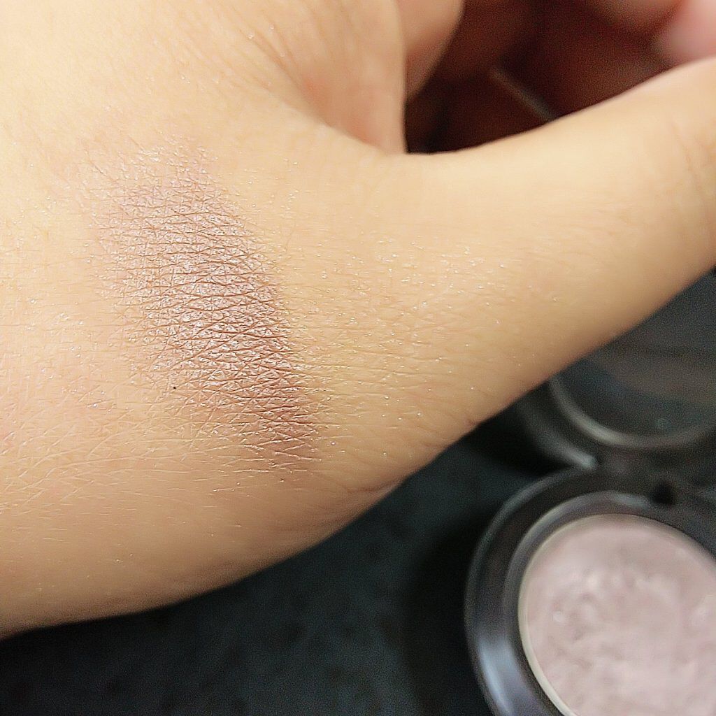 スモール アイシャドウ シェール/M・A・C/単色アイシャドウを使ったクチコミ（3枚目）