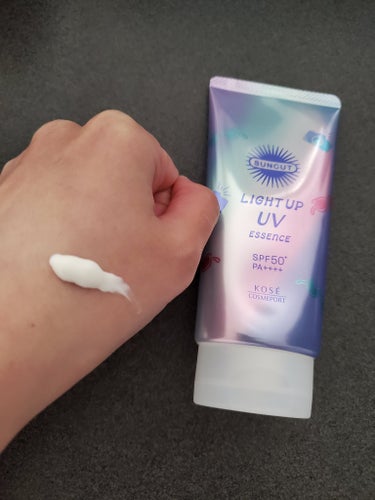 サンカットR ライトアップUV エッセンス

SPF50+、PA++++の日焼け止め美容液です。
光拡散パールが入っていて、塗布後はつやがある肌に見えました。
いまのところキシキシせずクリアフローラルのいい香りで気に入りました！の画像 その1