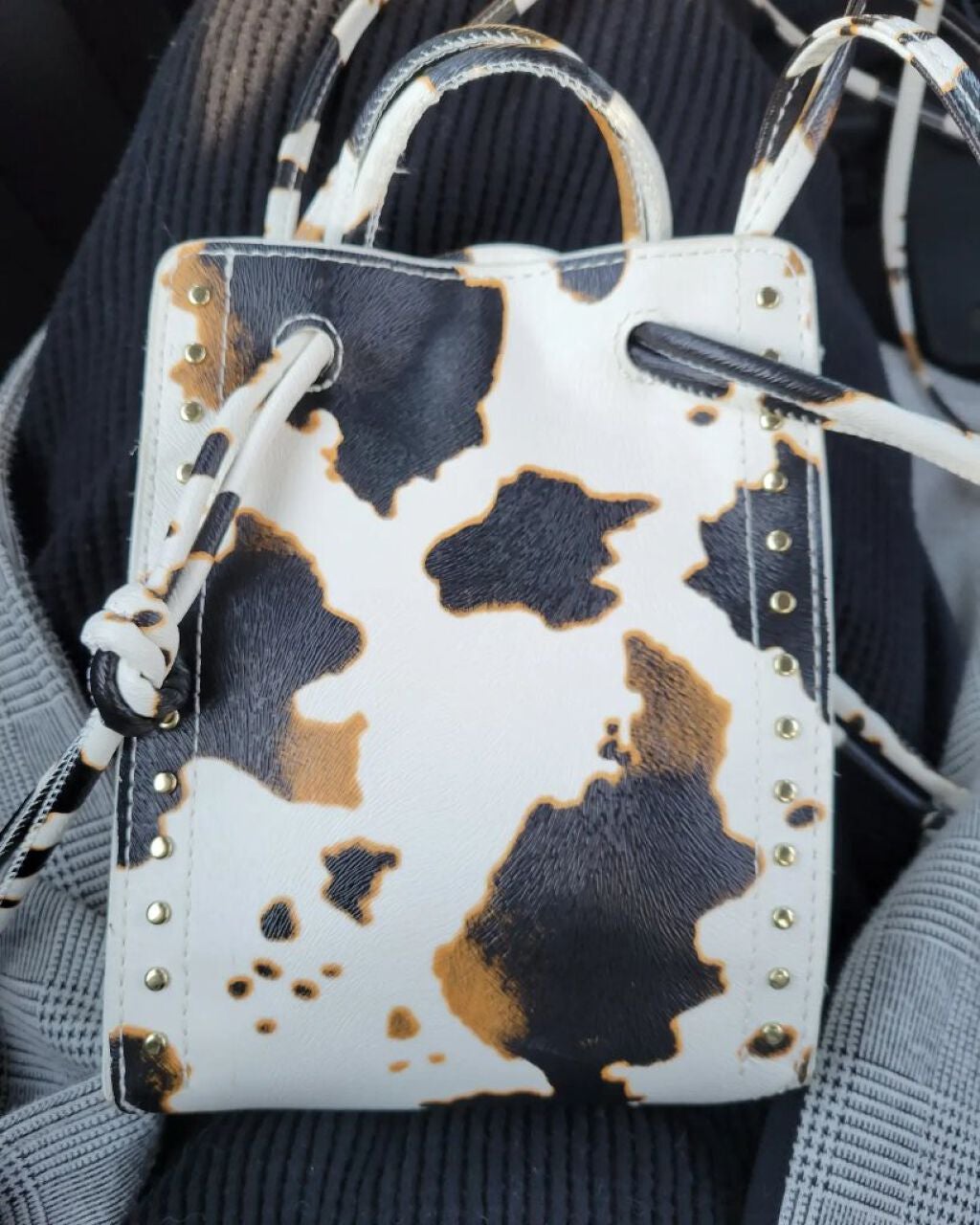 高瀬かおり on LIPS 「しまパトしてたらめちゃくちゃ可愛いカウ柄のバックがあってお値段..」(1枚目)