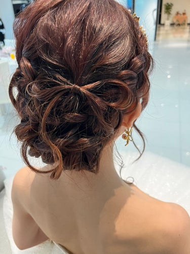 とと__フォロバ･リムバ¹⁰⁰ % on LIPS 「#ブライダルヘアリボンのフルールヘアのシニヨンです🥰リボンは2..」（2枚目）