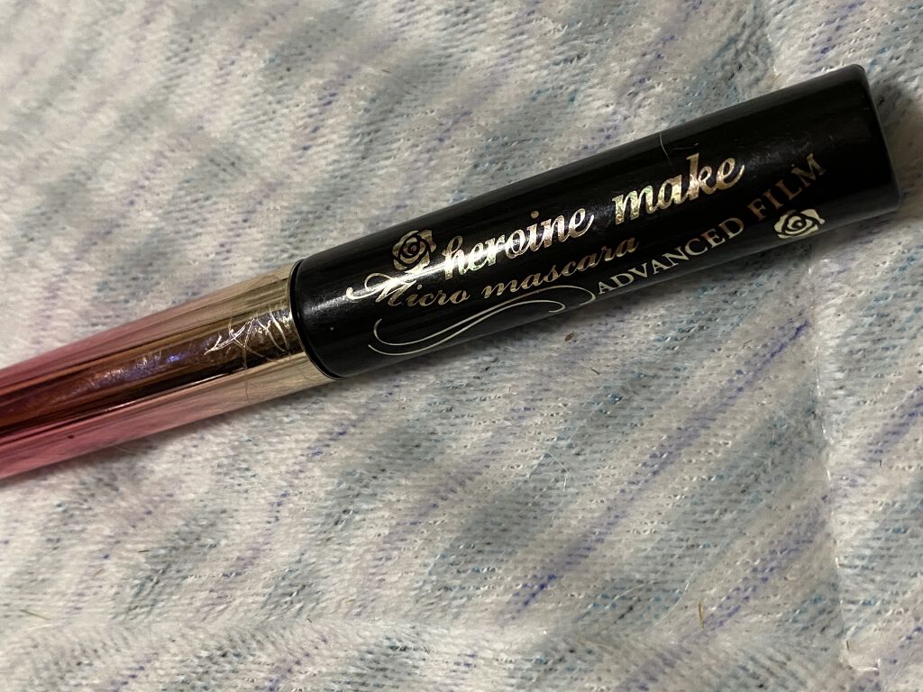 ヒロインメイク
マイクロマスカラアドバンストフィルム01のレポ

個人差があると思うので一個人の意見と思って見てもらえたらなと思います🐣

・ブラシが細くて三角形なので1本1本綺麗に塗れる

・プチプラ

・目の下パンダになりにくい

人