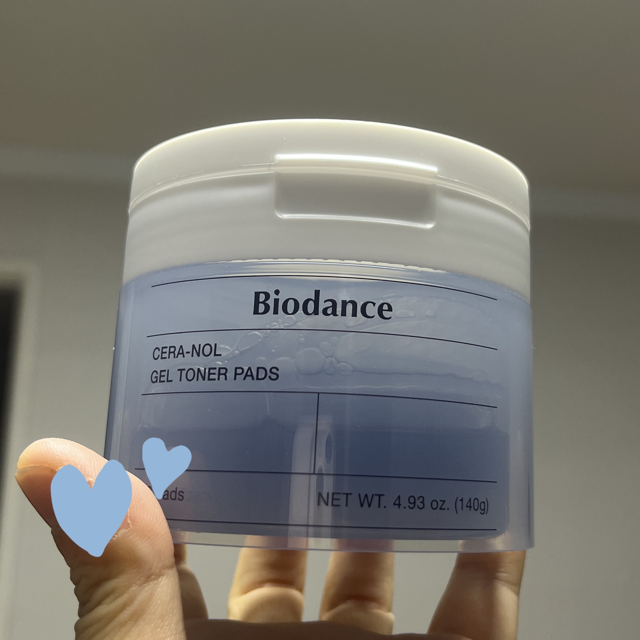 Biodanceさんの青色のトナーパッド‼️
こちらのパッドも使いやすいです♪

密着力良いですけど、ちょっと滑る感？はあるかなぁと…🤔
ゲルタイプのパッドで、拭き取りパッドでは難しいかも知れません😓

私はパックとして使ってます！
手