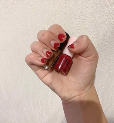 ネイルホリックBR319とエスポルールワインレッドでマリメッコネイル💅❤️
塗った次の日に撮ったからちょっとハゲてる😅
他の色でもやってみたいなー🌼
#マリメッコネイル