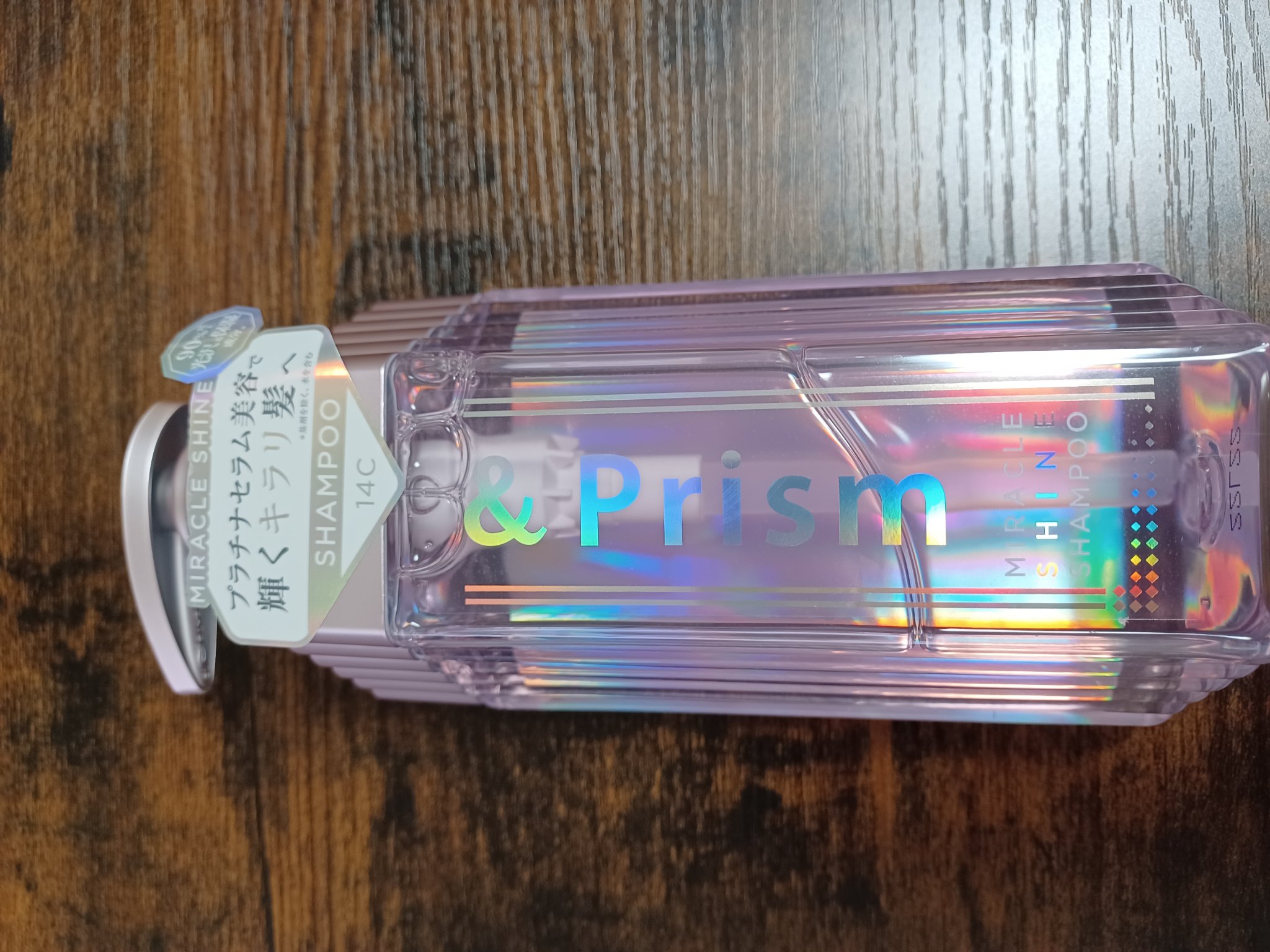 ミラクル シャインシャンプー・ヘアトリートメント！
まずはパッケージがピンクで女の子らしく可愛らしい！
バスルームが華やかになります。
香りは甘ーく、これも女の子らしい。
洗い上がりもきしまず、サラサラヘアーをキープ！
トリートメントもボサ