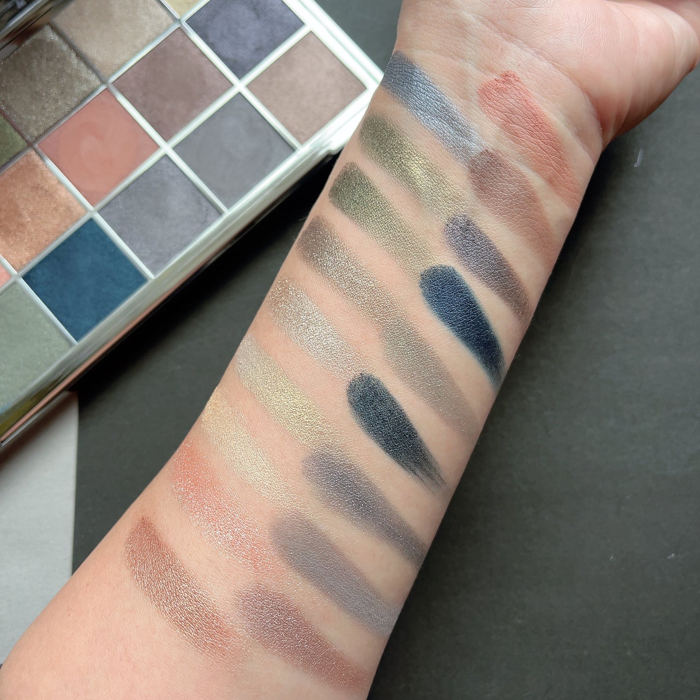 ミネラルスケープ アイシャドウ パレット/BYREDO/アイシャドウパレットを使ったクチコミ(3枚目)