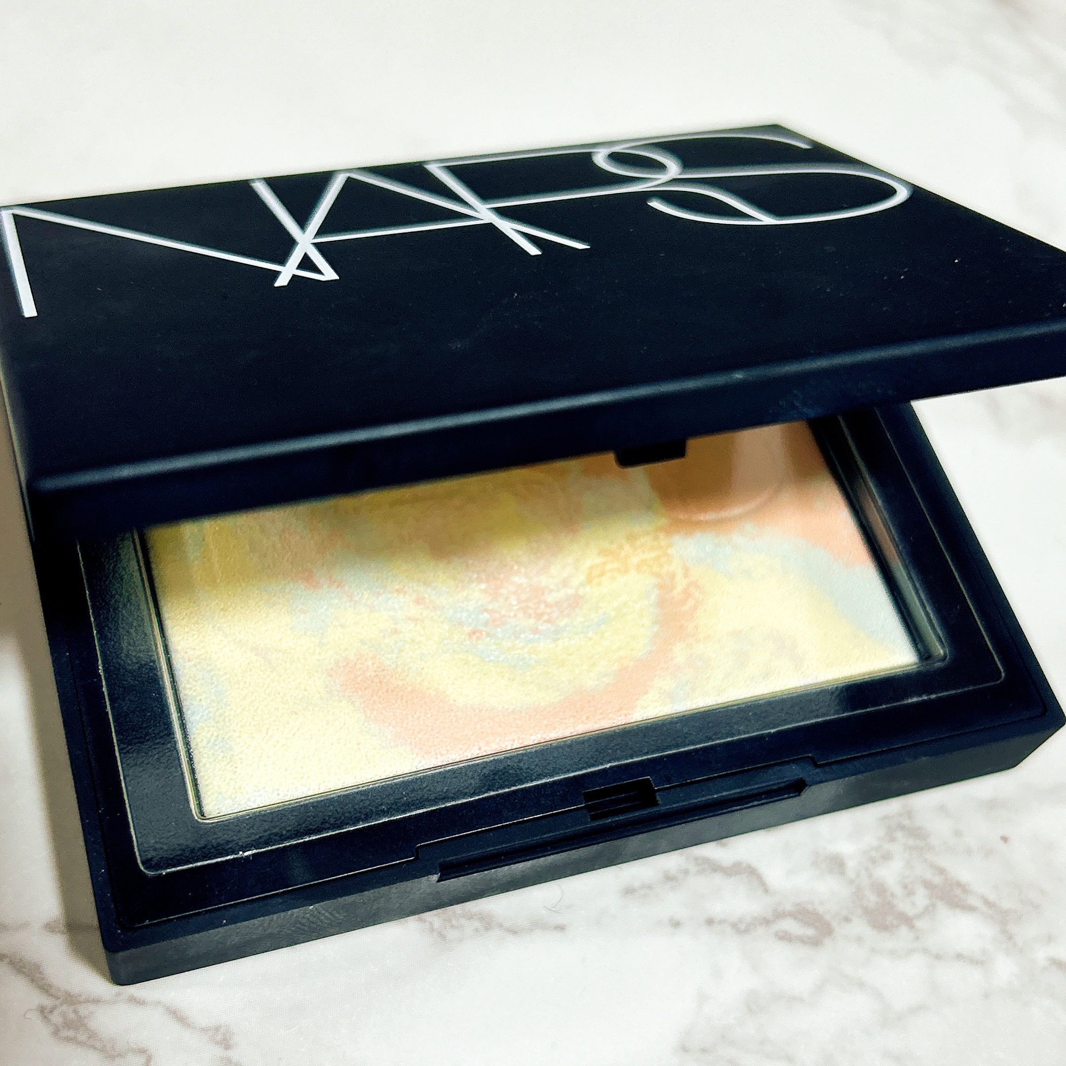 NARS
ライトリフレクティング プリズマティックパウダー

大好きなNARSのパウダーが
無くなりかけたので
限定物が売ってたので購入しました😌✨

このパウダーはサラサラになるし
ツヤ系のベースを塗った後に
これをのせても、邪魔しなく