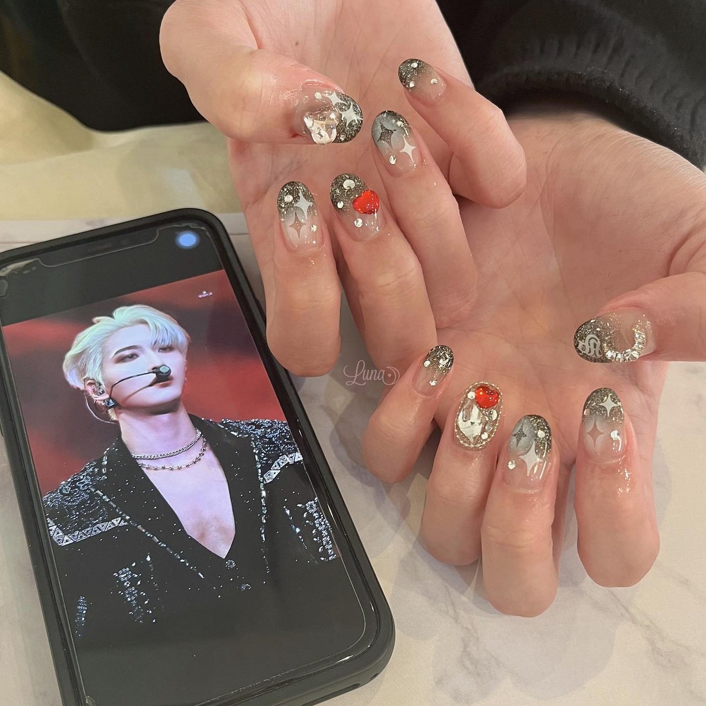 Iuna. Mizuki on LIPS 「.コンサート仕様で衣装image❤️🖤✨#nail#nails..」(1枚目)