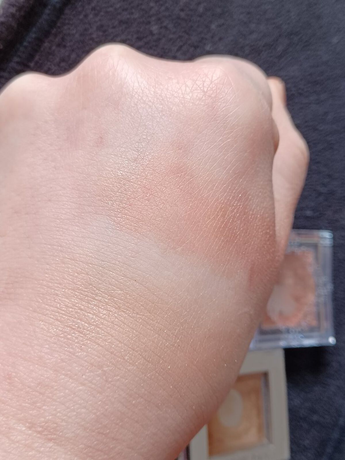 アイカラーテクスチャー グリッターフレーク 06 グリッター ゴールド ベージュ/SUSIE N.Y./単色アイシャドウを使ったクチコミ（2枚目）