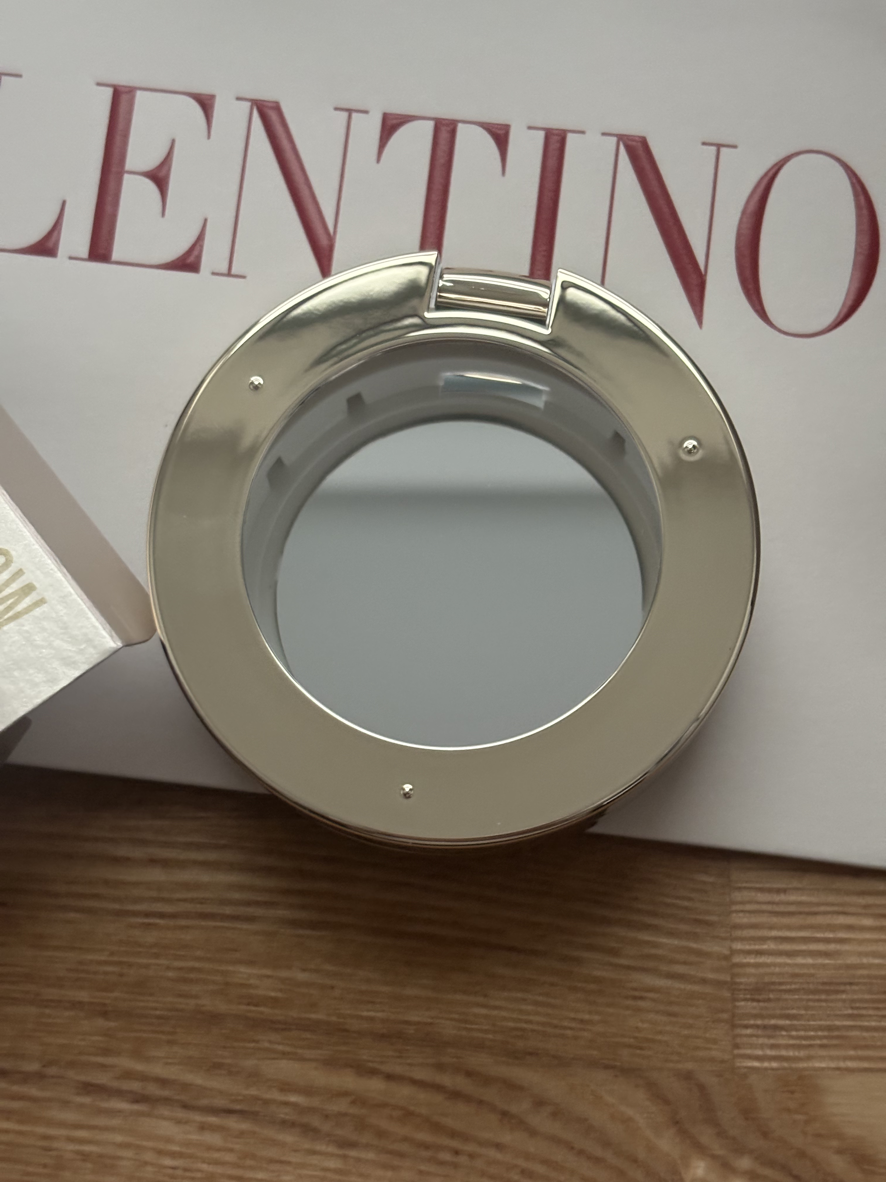 ヴァレンティノ ビューティ GO クッションのクチコミ「ヴァレンティノ ビューティ
GO クッション THE GOLD

¥10,010

限定パケ🩷.....」（3枚目）