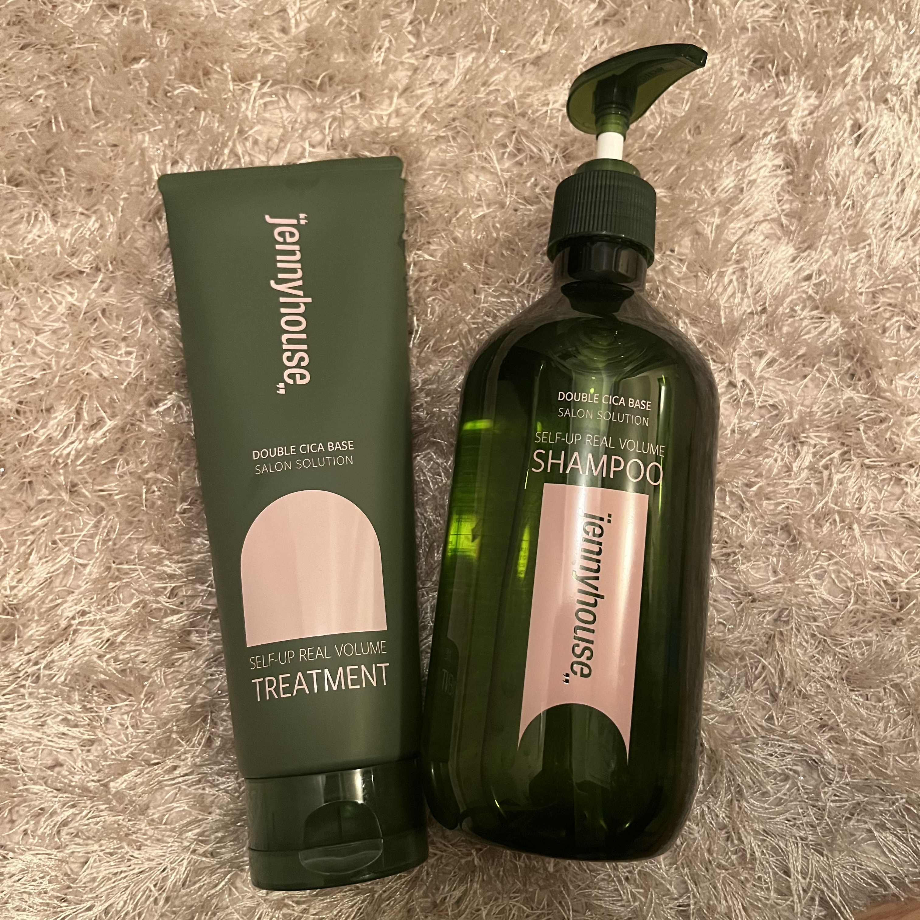 jenny house ダブルシカシャンプー/トリートメント のクチコミ「濃縮されてるのか？とろみがあり、
伸ばしにくいかな？とも感じましたが、
少量なのに泡立ちがよく.....」（1枚目）