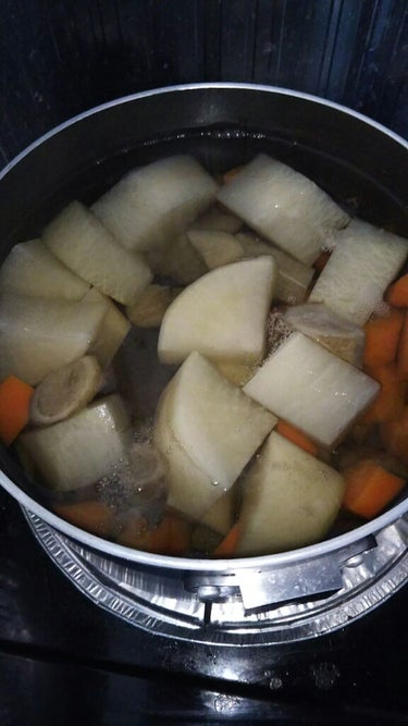 ねぇー on LIPS 「正月太り(泣)寒いため根菜スープを作ってみました。大根、人参、..」（1枚目）