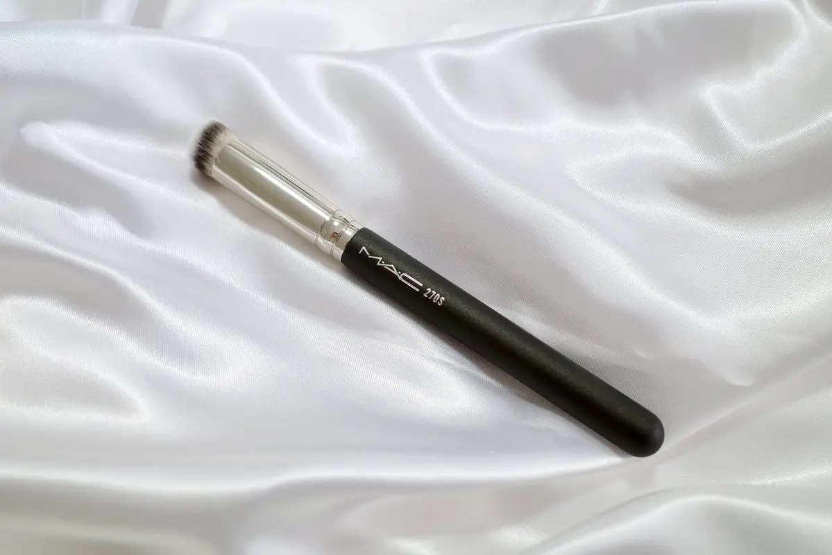 M・A・C #270S ミニ ラウンド スラント ブラシのクチコミ「コンシーラーとセットでいただいたブラシ！

ふわふわの人工毛✨
人工毛だとお手入れが簡単だから.....」（1枚目）