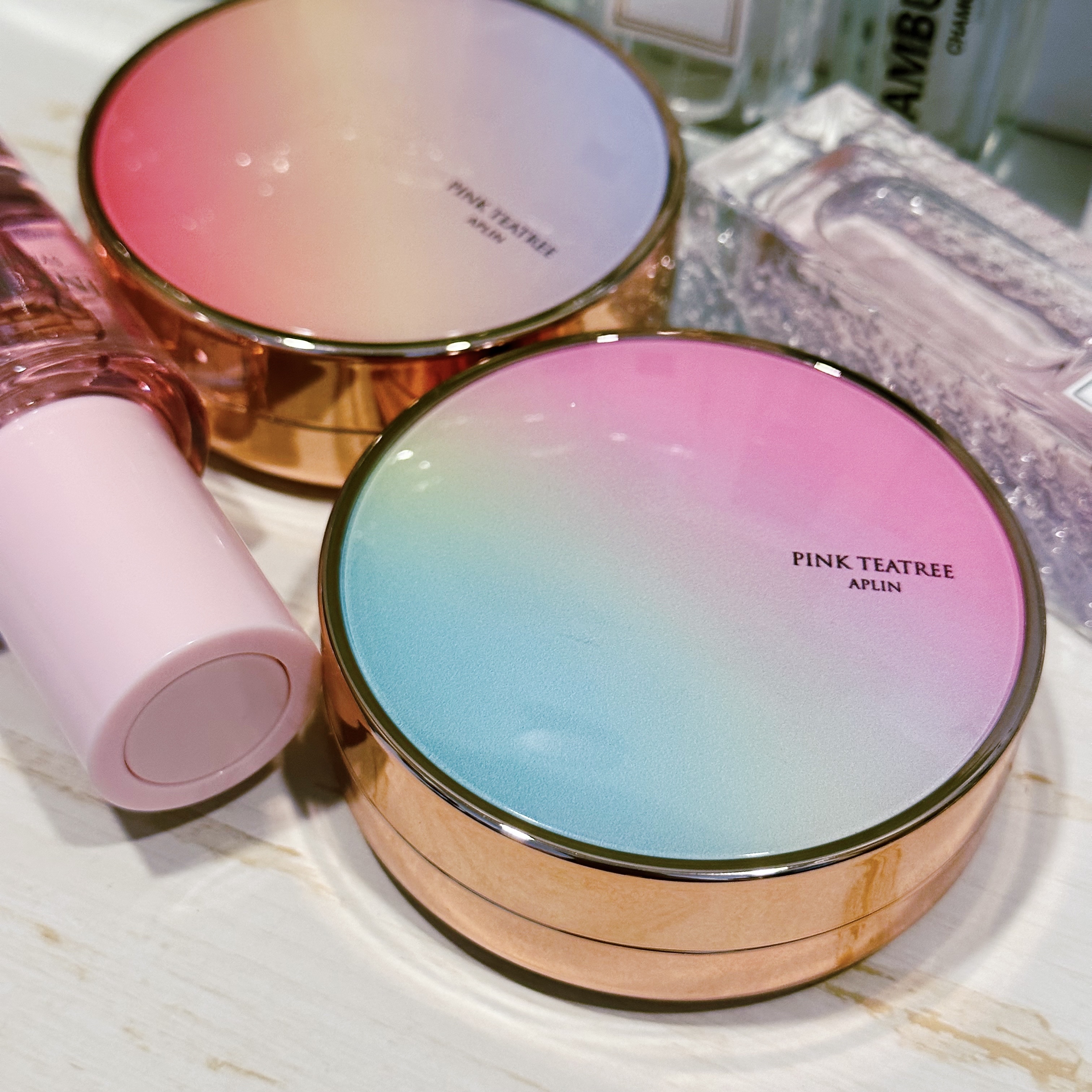 #APLIN
ピンクティーツリーカバークッション
color:21号

ピンクのパッケージが可愛いセミマット仕上がりのクッションファンデ💓
カバー力が高く、コンシーラー要らずです。
セミマット仕上がりですが、長時間使用してもお肌の乾燥は感