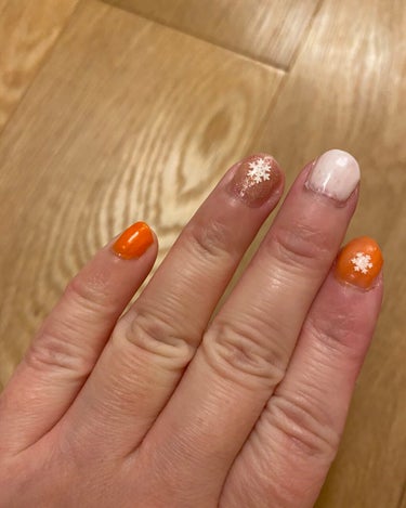 ネイル成長日記💅

ポイント消費のため、欲しかったオレンジジェルネイルを購入🟠

小指がそのままの色です。
2枚目のネイルシールは、購入の際にプレゼントとして一緒に届きました。
オリンピックで使おうかな