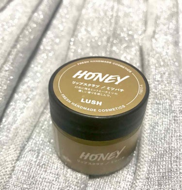 LUSHのリップスクラブのHONEY🐝
もう何回リピートしたか分からないくらい
ないと落ち着かないコスメのひとつです。

LUSHのリップスクラブは
シュガースクラブなので、
口に入っても安心なのと甘い