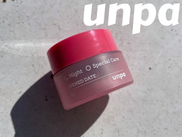 【シワのないふっくら桜色リップに🌸】

unpa/オンパ

Bubi Bubi Lip Mask
ブビブビ リップマスク

────────────

【使い方】
🌙寝る前に
1.好きケアの最後の段階で適量取り唇に塗る
2.夜の間になめらかになった角質は、翌朝、洗顔時に優しくローリングしてとれる

💄メイクの前に
1.メイク前のスキンケアの最初の段階で軽く塗る
2.スキンケア後、ウェットティッシュで唇を拭き、角質を取る
3.なめらかになった唇に、もう一度リップマスクを軽く塗る

────────────

💡おすすめ(公式)
・唇のボリュームを出したいが刺激が気なる方
・薄くて乾燥した唇が悩みの方
・マット系リップをひび割れなくしっかり塗りたい方
・唇の角質ができやすく、特別なケアが必要な方

────────────

MORE MEさんから商品提供していただきました！

主に寝る前に唇につけて、リップスリーピングマスクとして使用中🛌

最初にパッケージを開けた時は、リップマスクの色が黒だったのでちょっとびっくりした😳

テクスチャーは、ベタつきやヌルつきはなく塗った後は少しぺたっとする感じ
程よいかたさがあり、密着してくれるから寝る時でも気にせず使える🙆‍♀️

翌朝、乾燥やザラつきがなくふっくらとした唇に🤍
一日を通しても乾燥が気にならなかった◎

使用すると乾燥や縦じわを目立たなくしてくれるし、ツヤのあるふっくら健康的な唇に見えて良い🤍

ほんのり甘いベリーや桃のような香りつき🍑
香りは強くないので気にならない

私は唇が荒れやすく、市販のリップクリームやリップマスクでも荒れることがあるけど
嬉しいことにunpaのリップマスクは荒れることなく使うことができた🥺
塗る時も刺激感ナシ！

荒れることもなく、見た目でわかりやすく効果が感じられるのが嬉しいアイテム🥰

.

.

#unpa #オンパ #韓国コスメ #韓国リップ #リップケア #リッププランパー #リップマスク の画像 その0