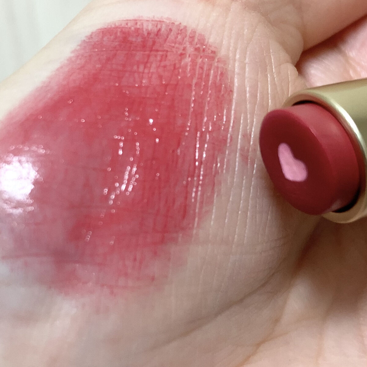 Too Faced トゥー フェム ハート コア リップスティックのクチコミ「シアバターとアセロラ配合で唇を保湿し
乾燥から守る軽やかな塗り心地のツヤリップ💋


┈┈┈┈.....」（3枚目）