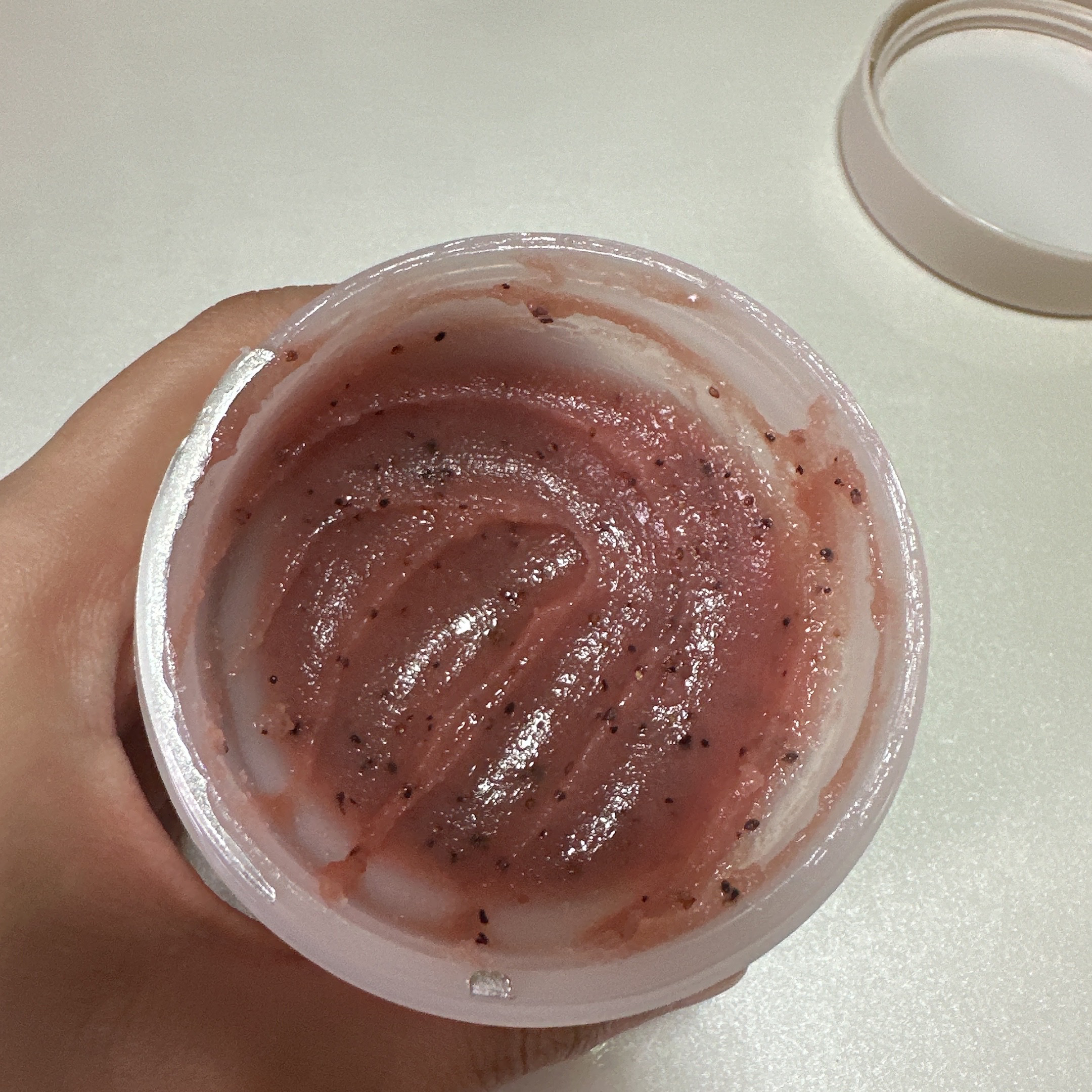 SKINFOOD ストロベリーシュガー フードマスクのクチコミ「SKINFOOD ストロベリーシュガー フードマスク


Qoo10のスキンフード公式で購入し.....」（3枚目）