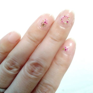 キャンドゥ シンプル お花ネイル💅🌻🌻

昨日のビジューのネイルはやはり髪に引っ掛かってしまったり、服を脱ぐ時に引っ掛かったり、お料理の時に気になってしまったりしたので、夜にオフしました

今日はベース