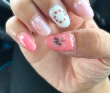 キャンドゥの押し花ネイルシール🌷🌼🌺💅

お手持ちのマニキュアにプラスして使うだけでいつもとは違う雰囲気のネイルが完成する優れ物！

使いたいところを切り取り
コップに水を入れ、そこに浮かべて
透明な部