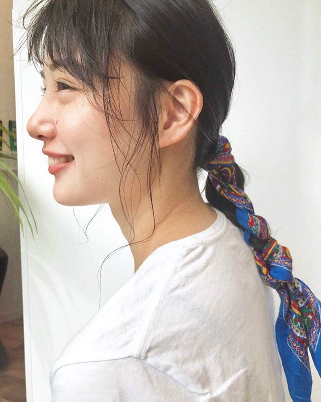 スカーフを編み込んだヘアスタイル