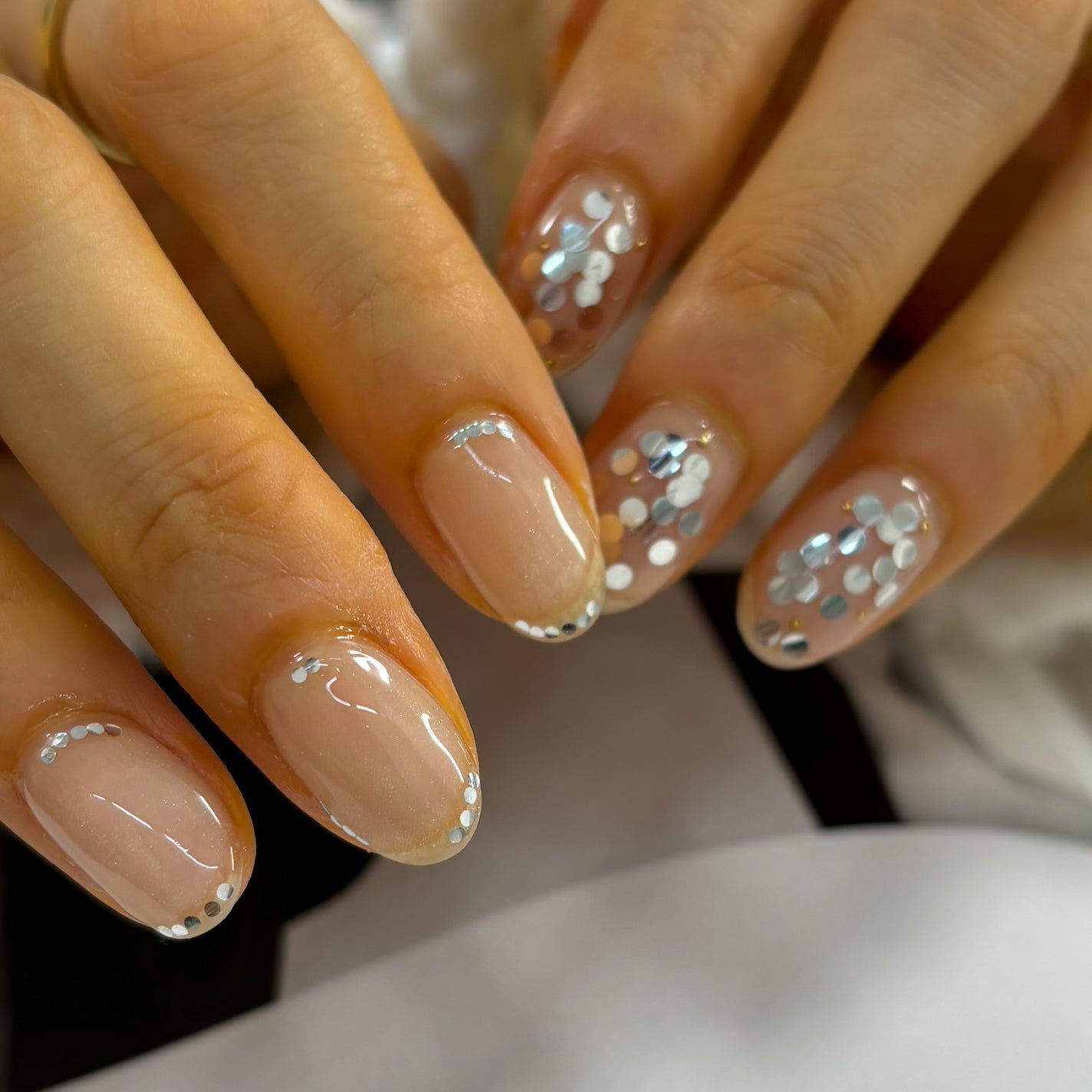 夏美🍉フォロバ on LIPS 「【ミラーボールも少しの工夫で大人のギラギラネイルに👽🪩】アート..」(3枚目)